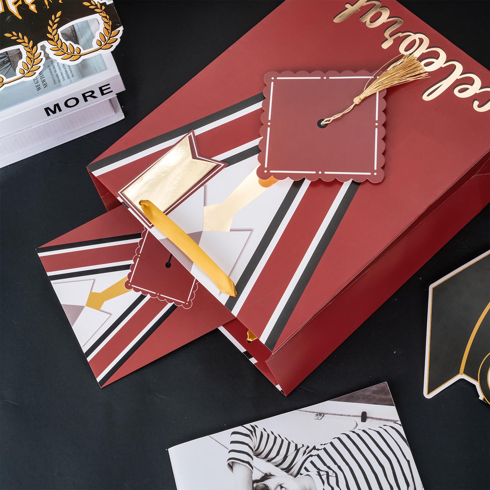 Loveinside Sacchetti regalo grandi da carta velina, etichetta regalo per cappello da scapolo e biglietto di auguri, berretto da trench e design di congratulazioni per la laurea - 30,5x40,7x15,3 cm