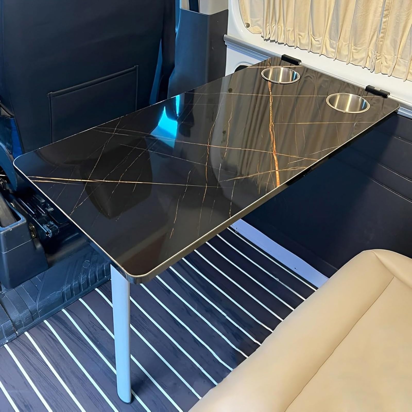 Table pliante murale gain de place dotée d'un évier amovible intégré