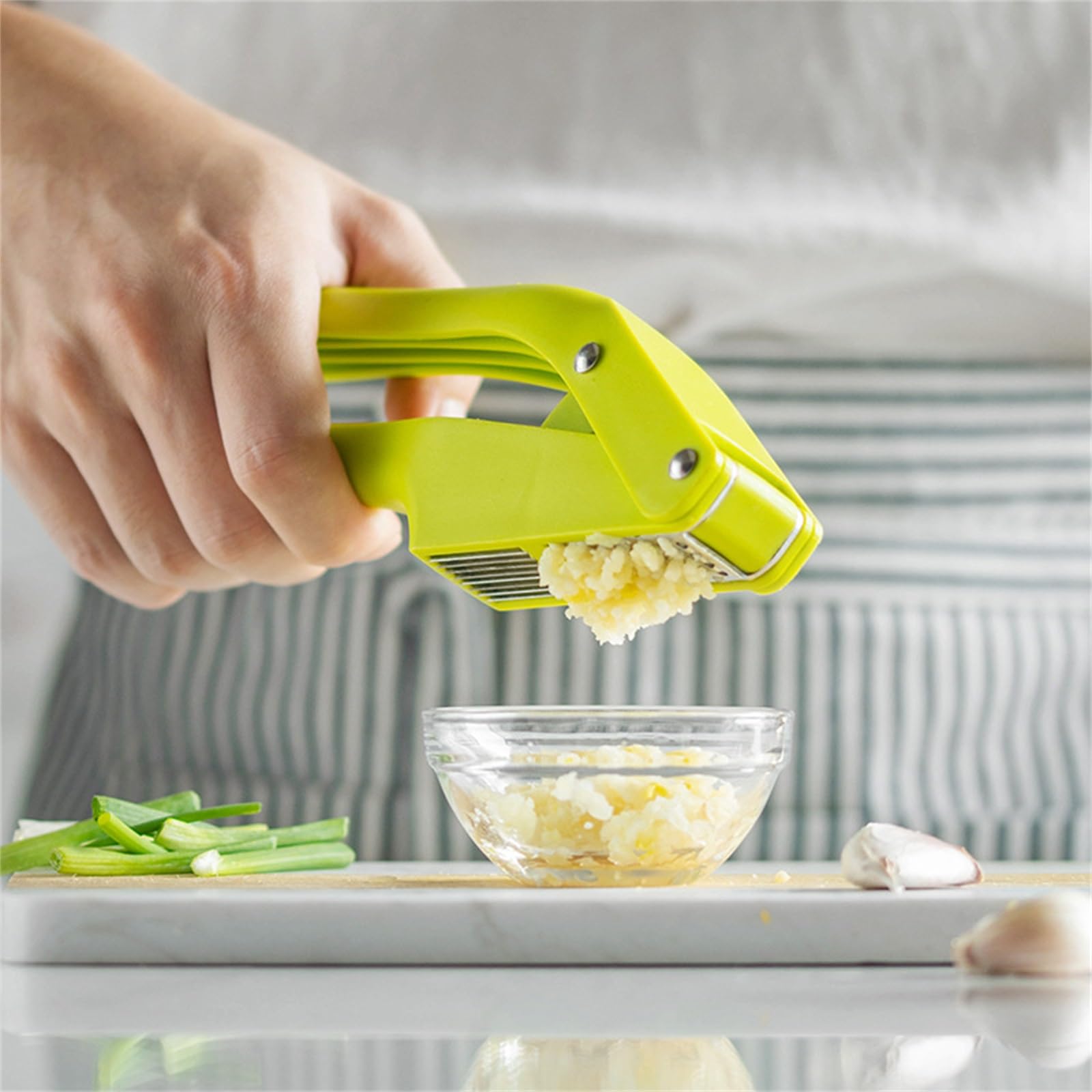 ArinkO Easy-Clean Knoblauchpresse: Knoblauch mühelos zerdrücken und zerkleinern – leuchtendes Grün, 19 cm Länge