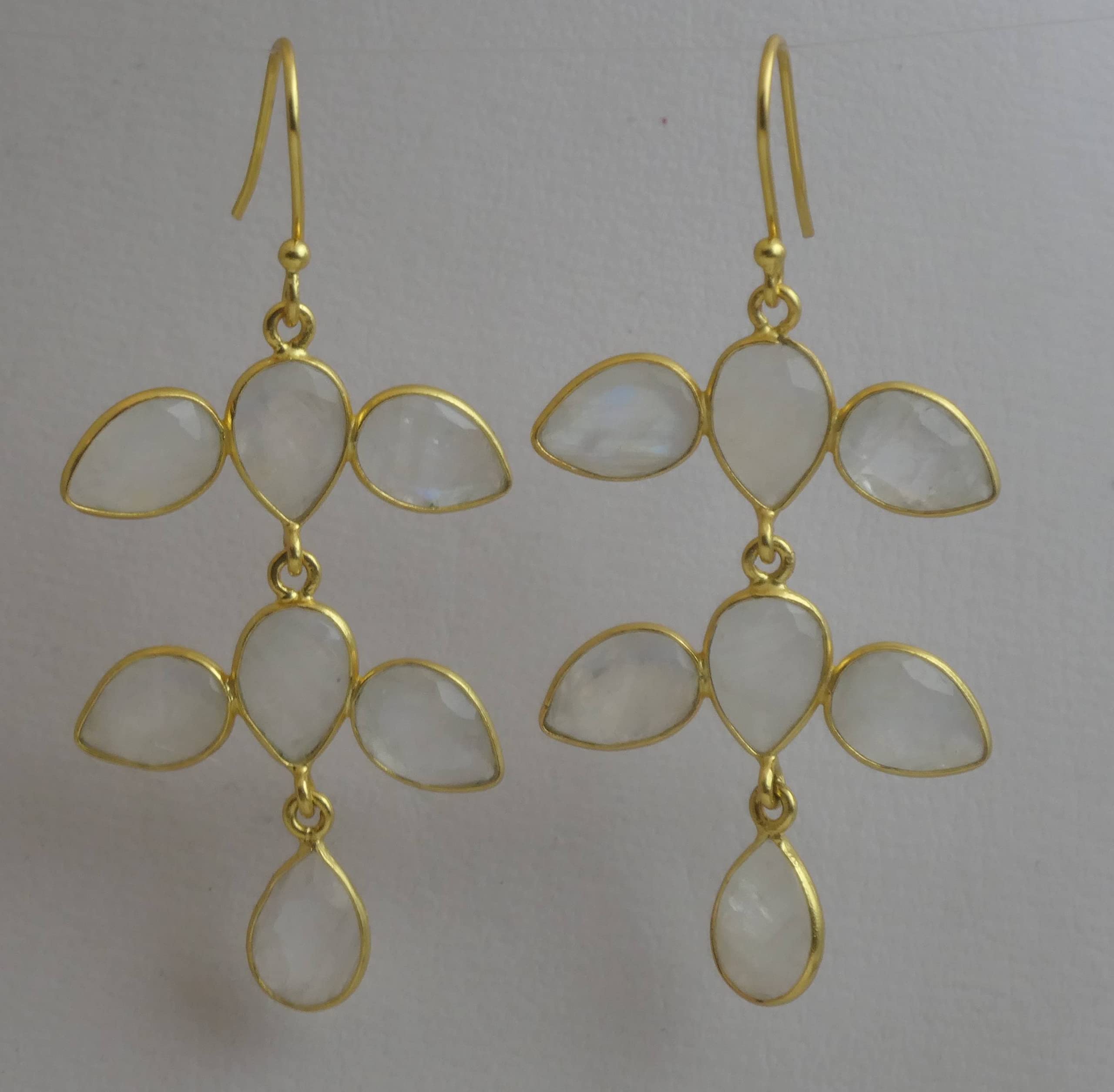 Aretes colgantes de plata esterlina chapados en oro con forma de candelabro de Piedra de la luna
