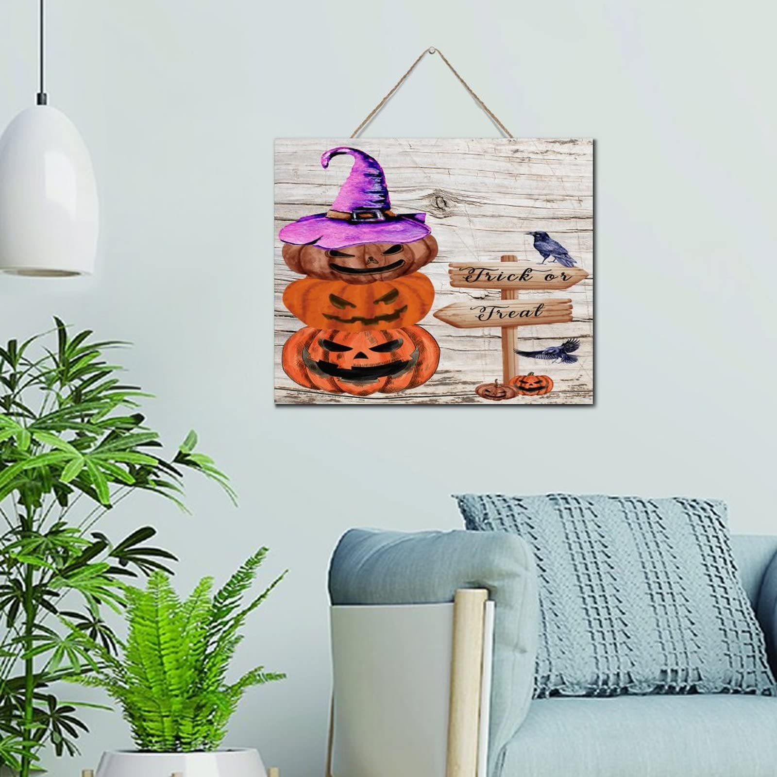 Décoration artistique maison Halloween avec citrouilles et chapeau sorcière