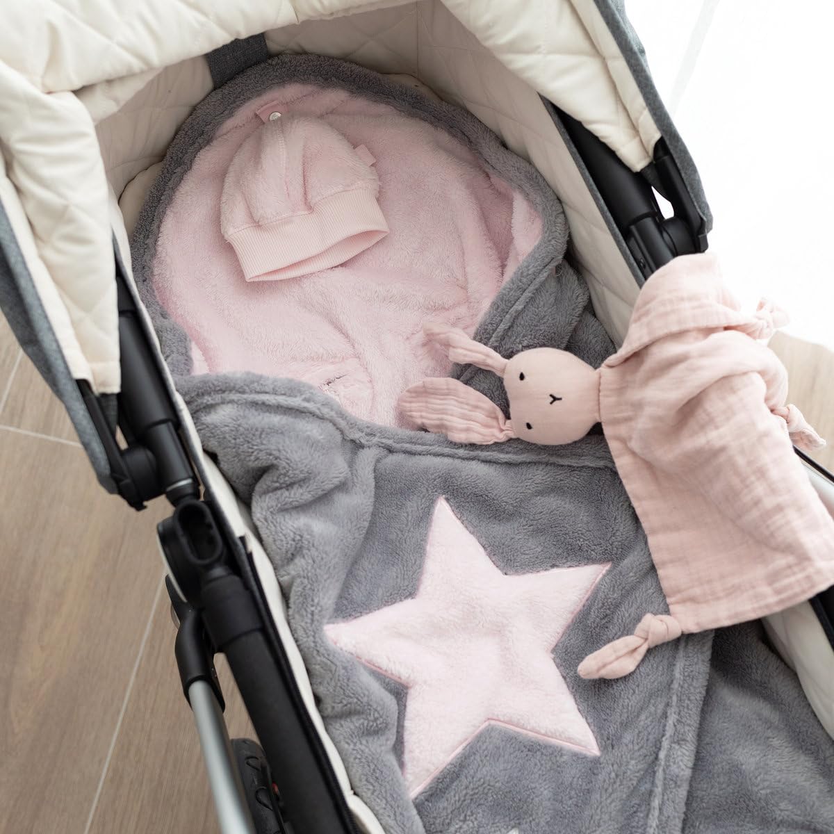 BEMINI - Couverture nomade/Nid d'ange/ BISIDE - 90x90 cm - Collection Stary Motifs étoiles Rose pale - en Softy - Catégorie chaude