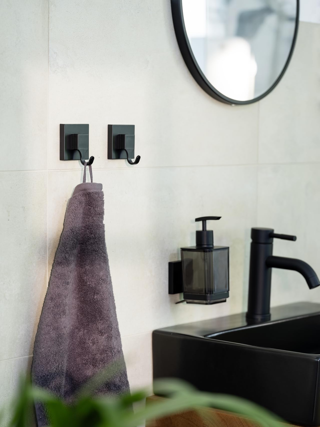WENKO Vacuum-Loc® haczyki ścienne Quadro zestaw 2 haczyków łazienkowych z tworzywa sztucznego, mocowanie bez wiercenia, kolor czarny