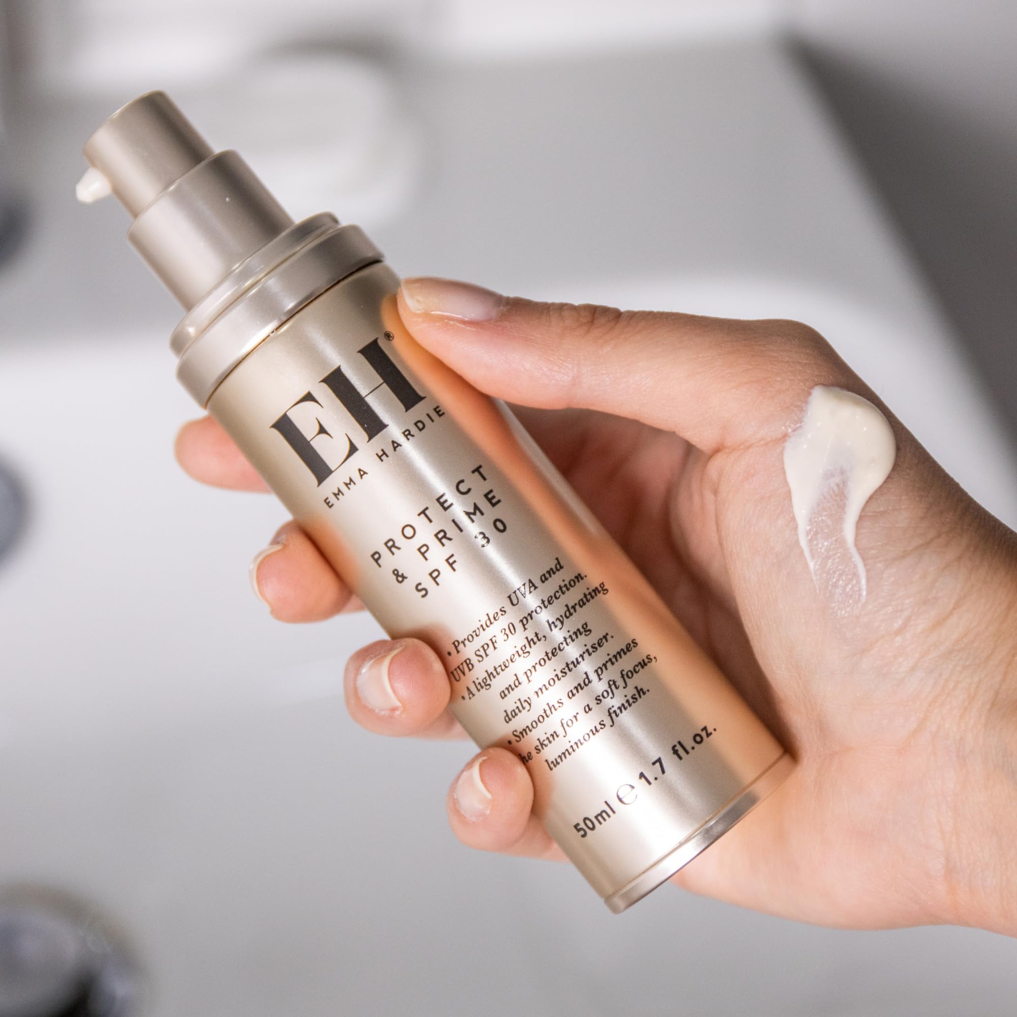 Emma Hardie Protect & Prime 50 ml, Feuchtigkeitsspendende Sonnenschutzcreme (LSF 30) mit Hyaluronsäure, Schützt die Haut vor Schädigender UVA- und UVB-Strahlung, Vegan und Tierversuchsfrei