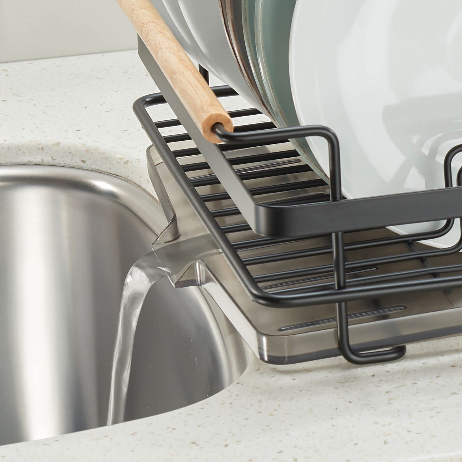 mDesign Escurreplatos de Metal con Asas de Madera – Escurreplatos con Bandeja para Cubiertos y Bandeja de Goteo – Escurreplatos para secar al Aire en la encimera, Color Negro Mate y Natural