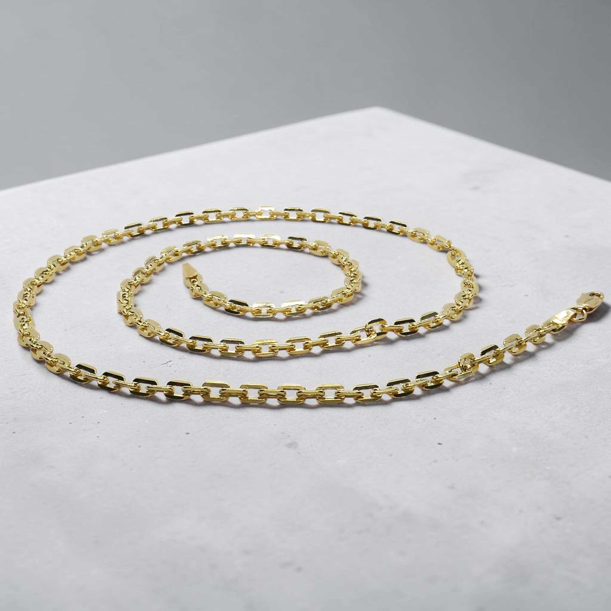 Never Say Never Cadena de oro amarillo de 18k para hombre con eslabones cuadrados planos de 4 mm y 60 cm de largo. Elegante, brillante y versátil