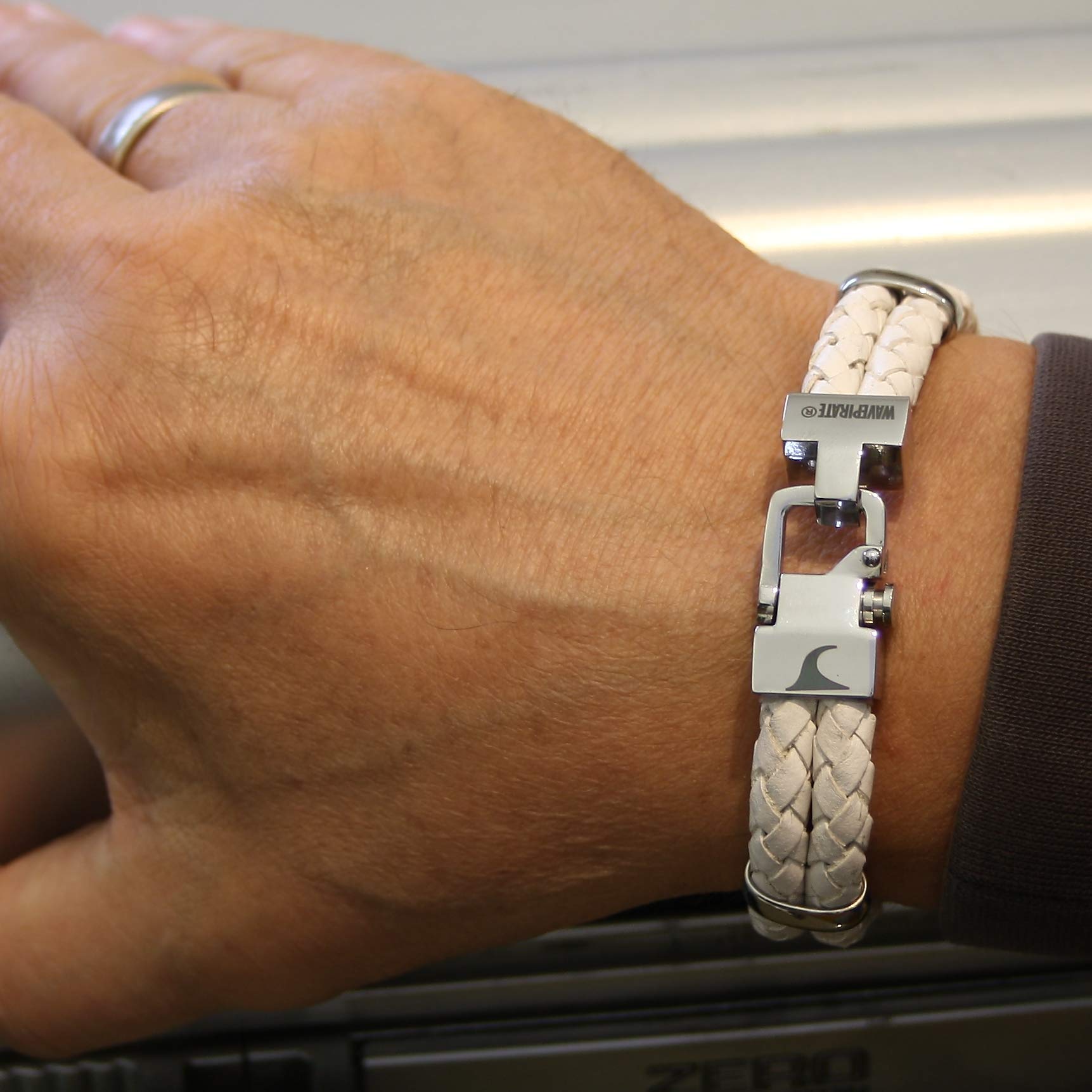 Echt Leder-Armband TURN F Weiss Herren-Armband Männer-Armband Geschenkbox Magnetverschluss Edelstahl