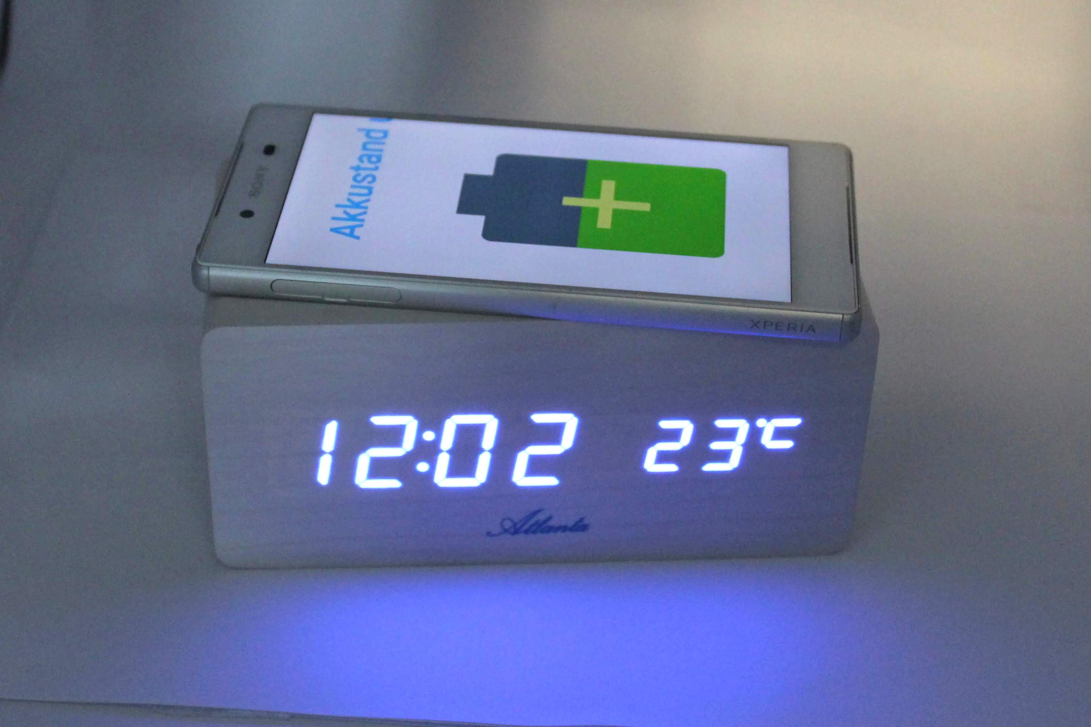 Atlanta Budzik LED z indukcyjną stacją ładującą do smartfonów - 1129-0