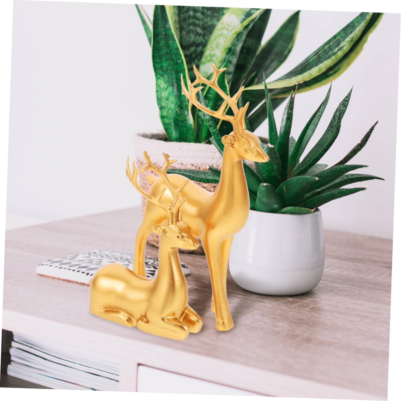 2 Stück Weihnachtliche Rentier Figuren aus Resin Kleine Dekorative Hirschstatuen mit Detaillierter Gestaltung Kreative Elch skulpturen für Wohnzimmer Tisch Raumdekoration