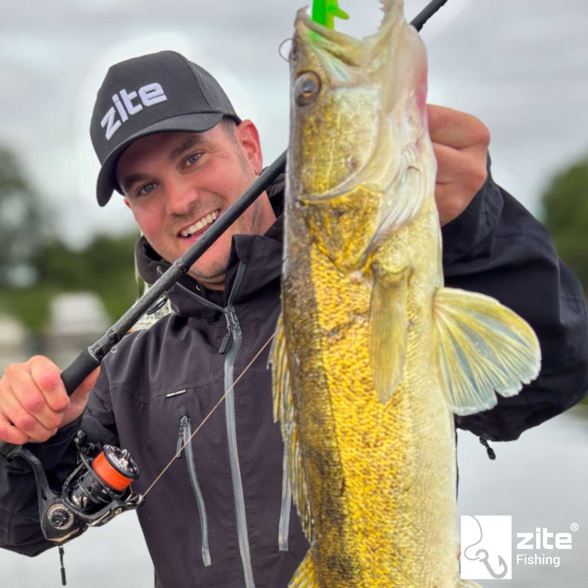 Zite Fishing Wundertüte Raubfisch XL | Geschenke für Angler - Raubfisch Überraschungsbox mit Angelzubehör, Kleinteilen & Ködern - Angel Sachen, Angel Geschenk, Angel-Mystery-Box, Geschenk Angler
