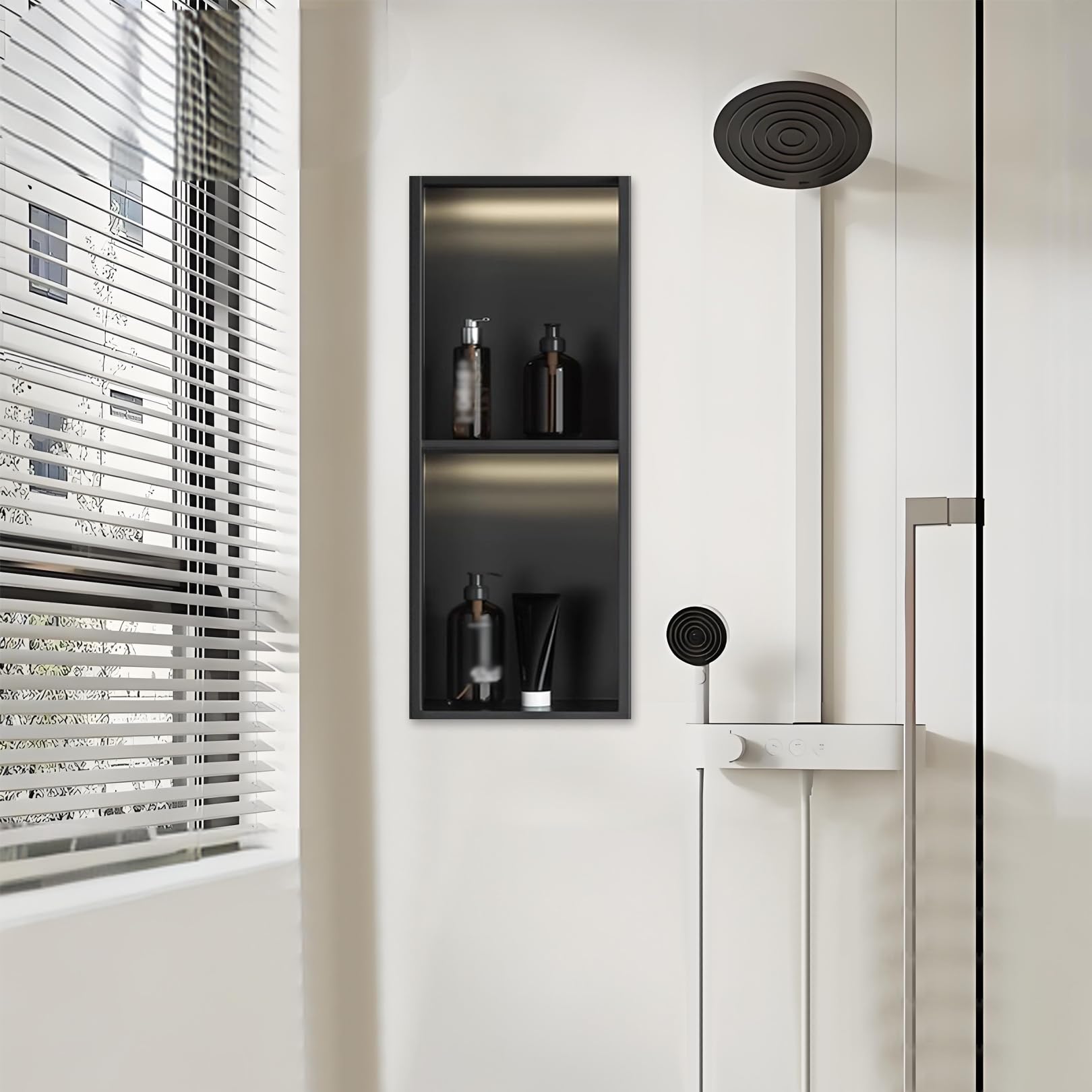 Douche à DEL avec étagère murale pour optimiser une petite salle de bain