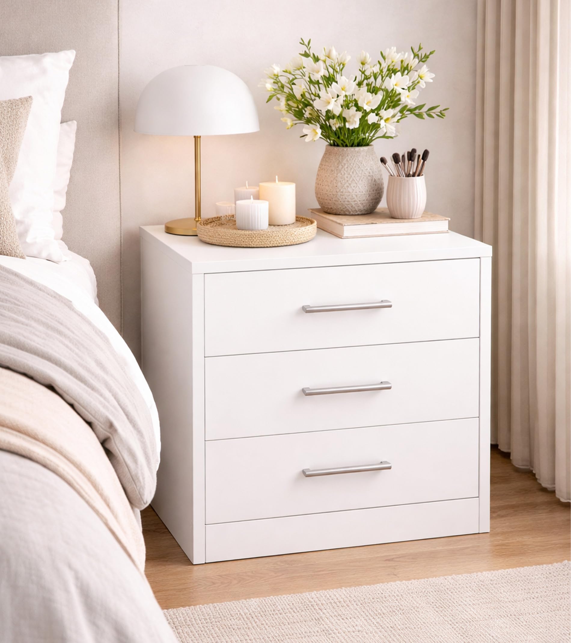 Mesita Noche Elara 45x40x57 cm – 3 Cajones con Guías Metálicas, Diseño Moderno en MDF Lacado con Tiradores Cromados, Ideal para Dormitorio, Color Blanco