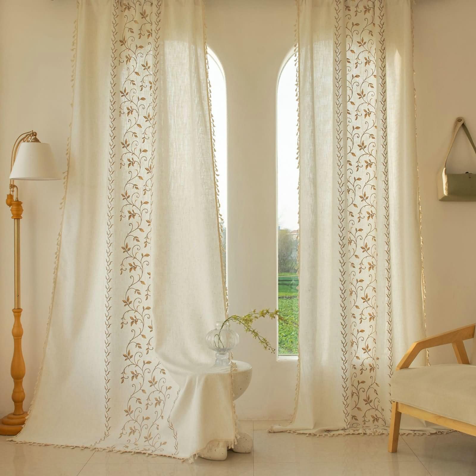 Rideaux brodés motif floral pour instaurer une ambiance cocooning dans votre salon