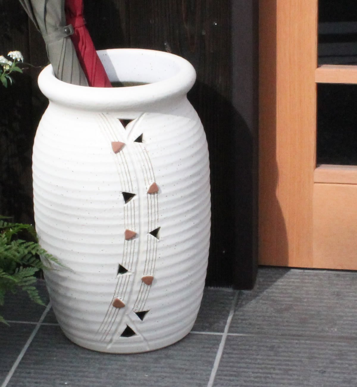 Amazon｜信楽焼 トライアングル壺型傘立て しがらき焼 笠立て 陶器