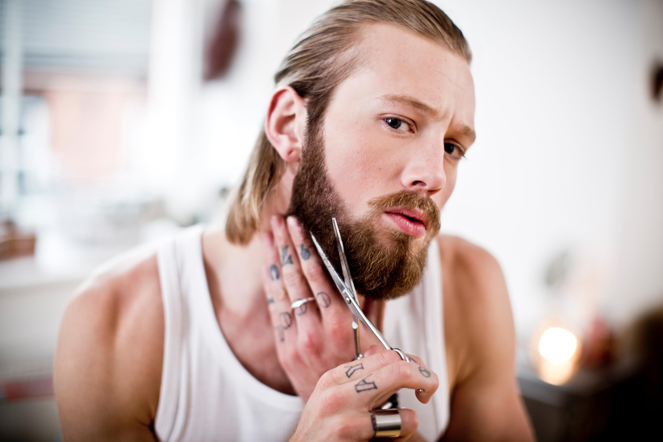 Remington Recortadora de Barba Beard Kit, Barbero con Cable e Inalámbrico, Cuchillas de Titanio, 3 Peines Ajustables, Cepillo para Barba y Tijeras, 90 min Autonomía, Batería de Litio, MB4046