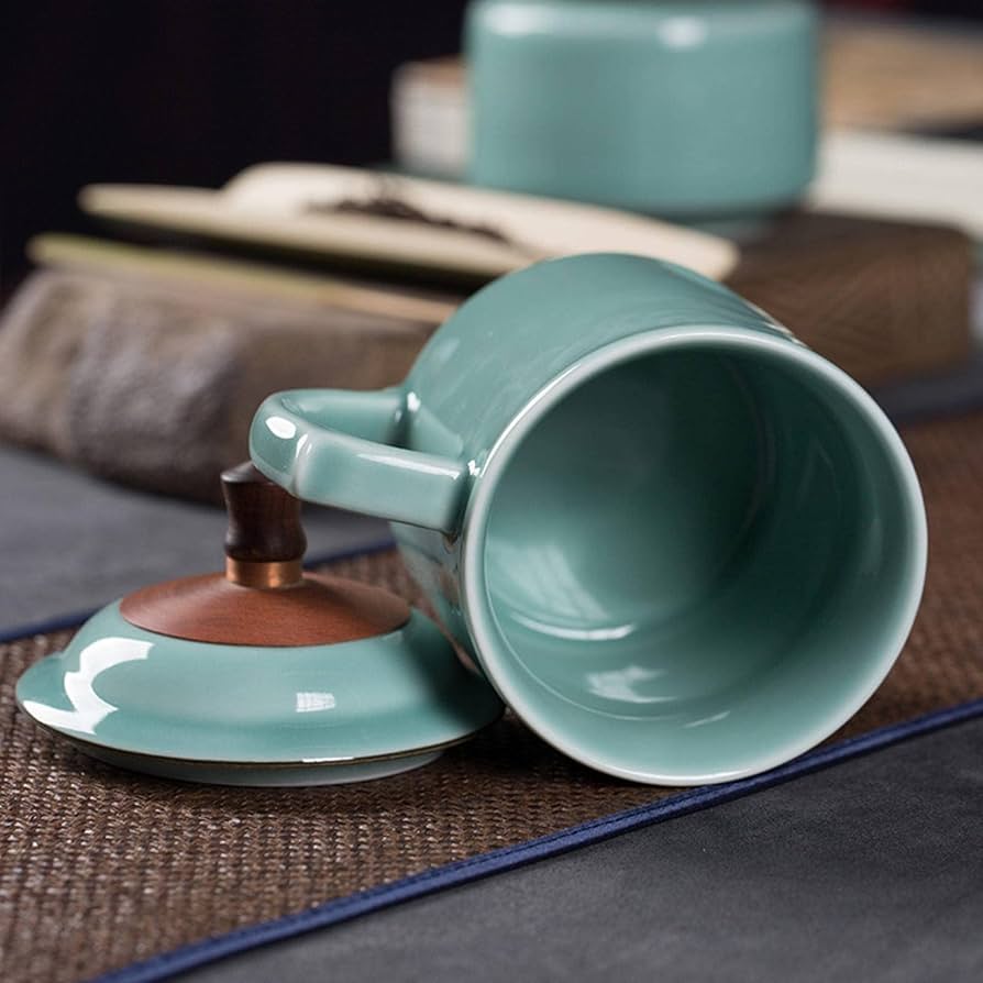 中国　明時代　青磁寿字紋小杯　龍泉青磁　木箱入　送料込み0529 中国 明時代 青磁寿字紋小杯 龍泉青磁 木箱入 送料込み