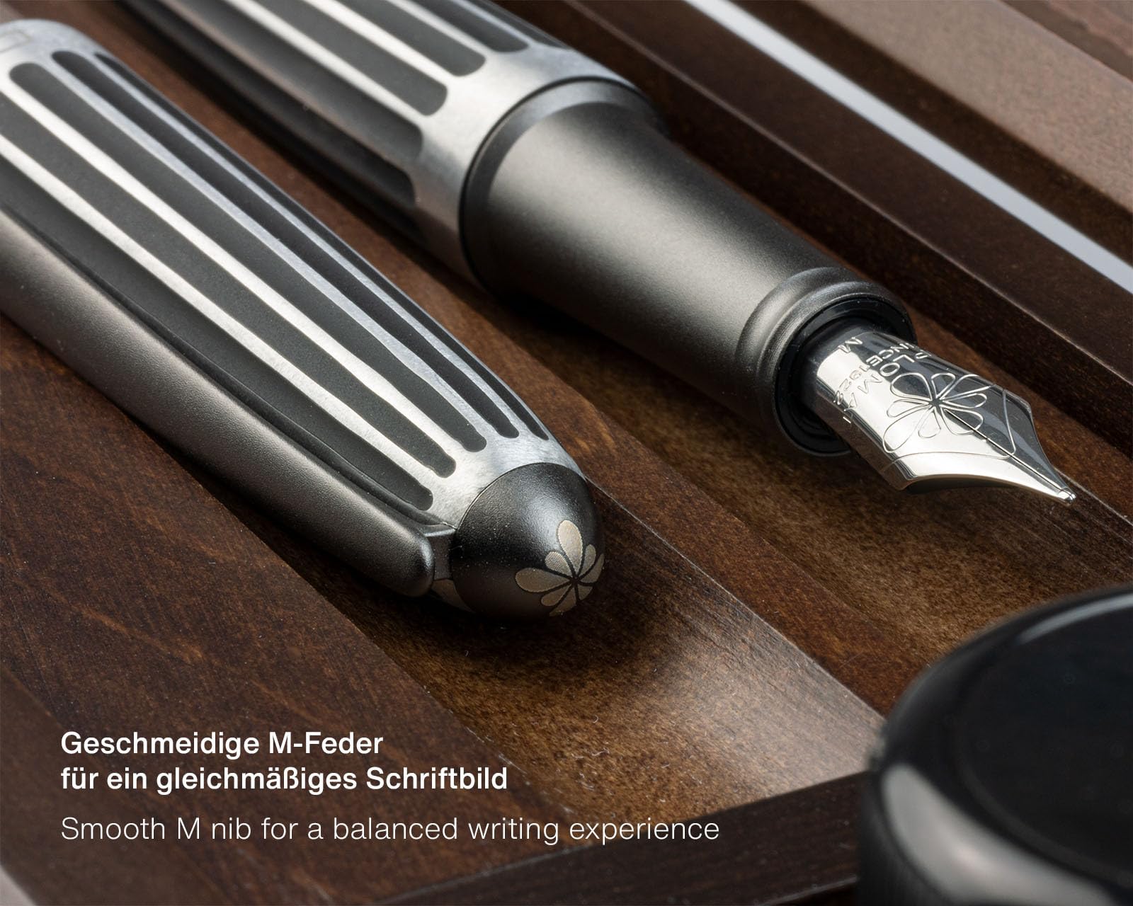 Diplomat Aero Stripes Black, l'innovant stylo-plume avec plume en acier inoxydable M et encre d'écriture bleu royal (effaçable),parure avec un plumier en bois précieux de wenge
