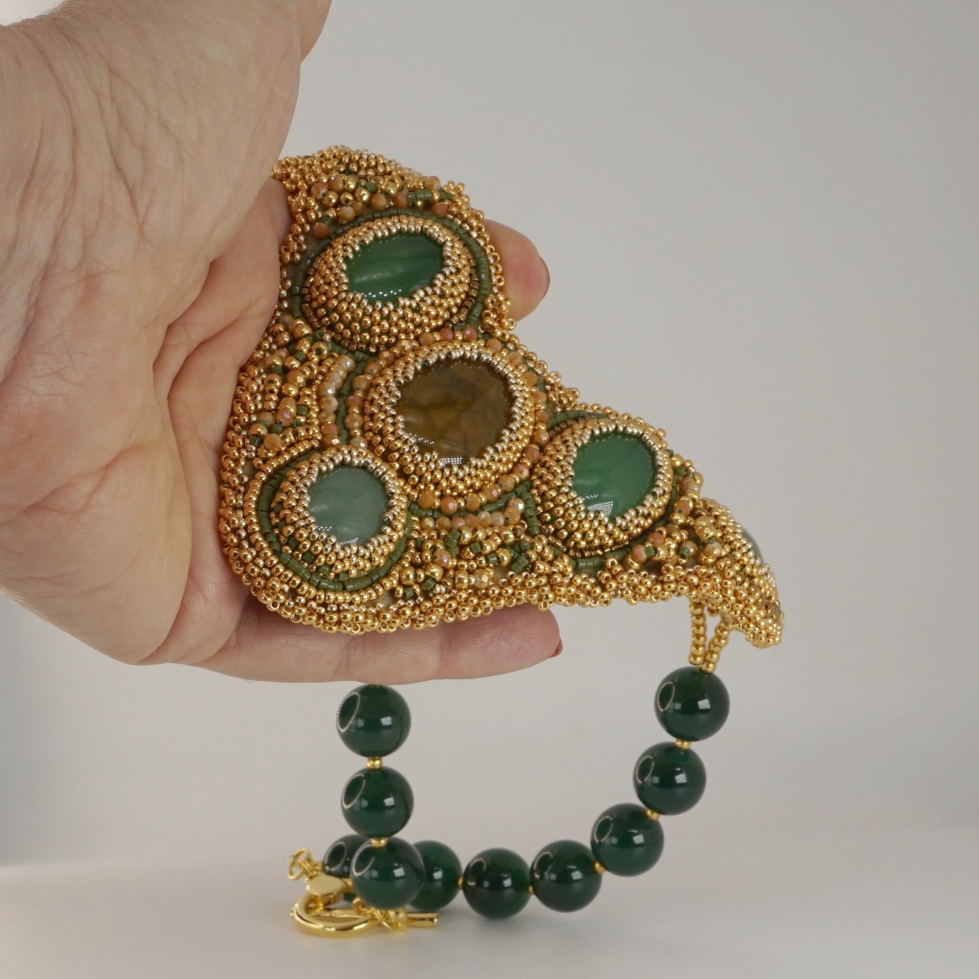 collana vistosa bigiotteria handmade con pettorina ricamata perline vetro oro e verdi e pietre dure verdi