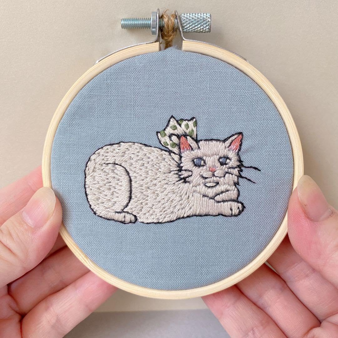 1.ねこミニ刺繍フレーム 9㎝ハンドメイド インテリア雑貨 おすましねこホワイト