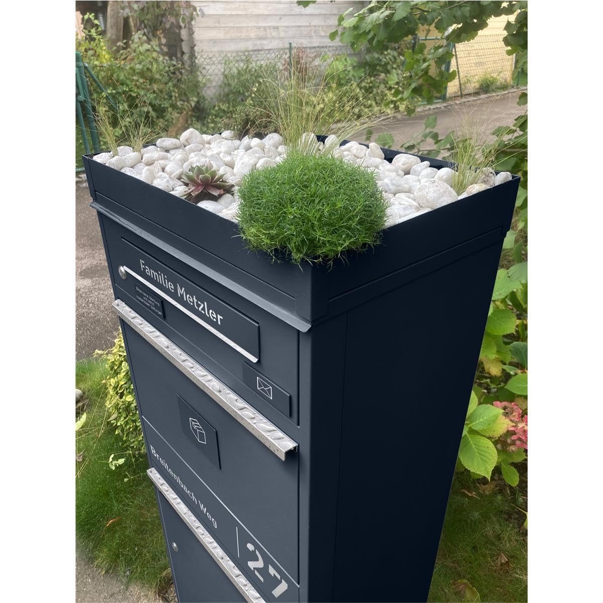 Metzler Paketbox draussen groß in Anthrazit - Briefkasten mit Paketfach personalisiert mit Gravur - Standbriefkasten mit Edelstahl Namensschild pulverbeschichtet in RAL 7016 rostfrei und massiv
