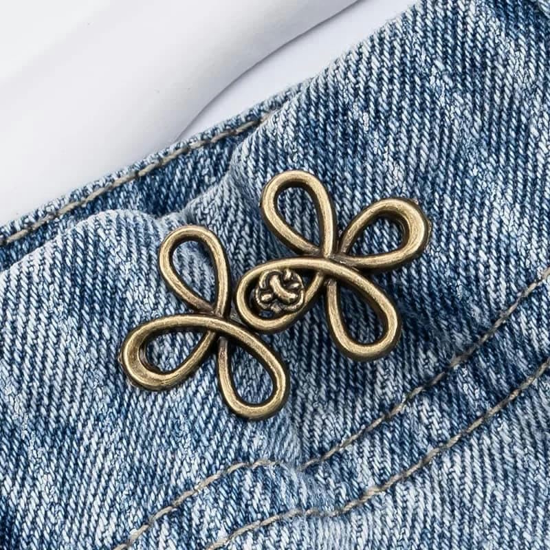 Fermeture boutonnée taille jean pour resserrer le denim ample