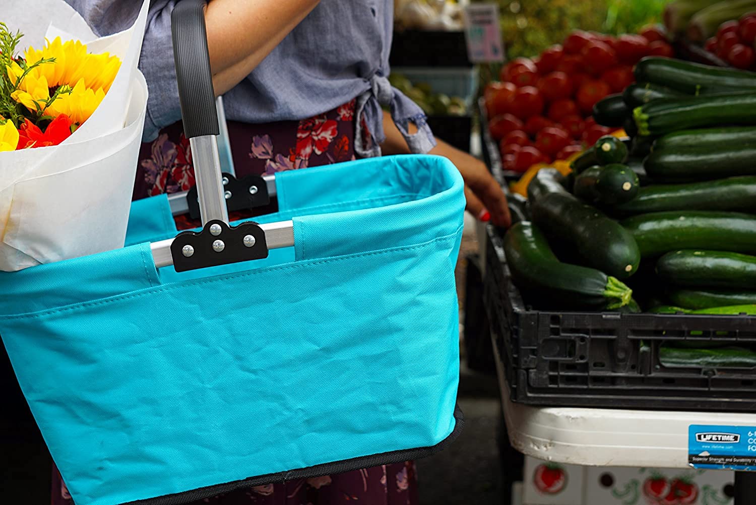 RSVP International MBAZ-T Panier de marché pliable Turquoise | Cadre en aluminium | Tissu polyester | Grand compartiment zippé | Rangement peu encombrant