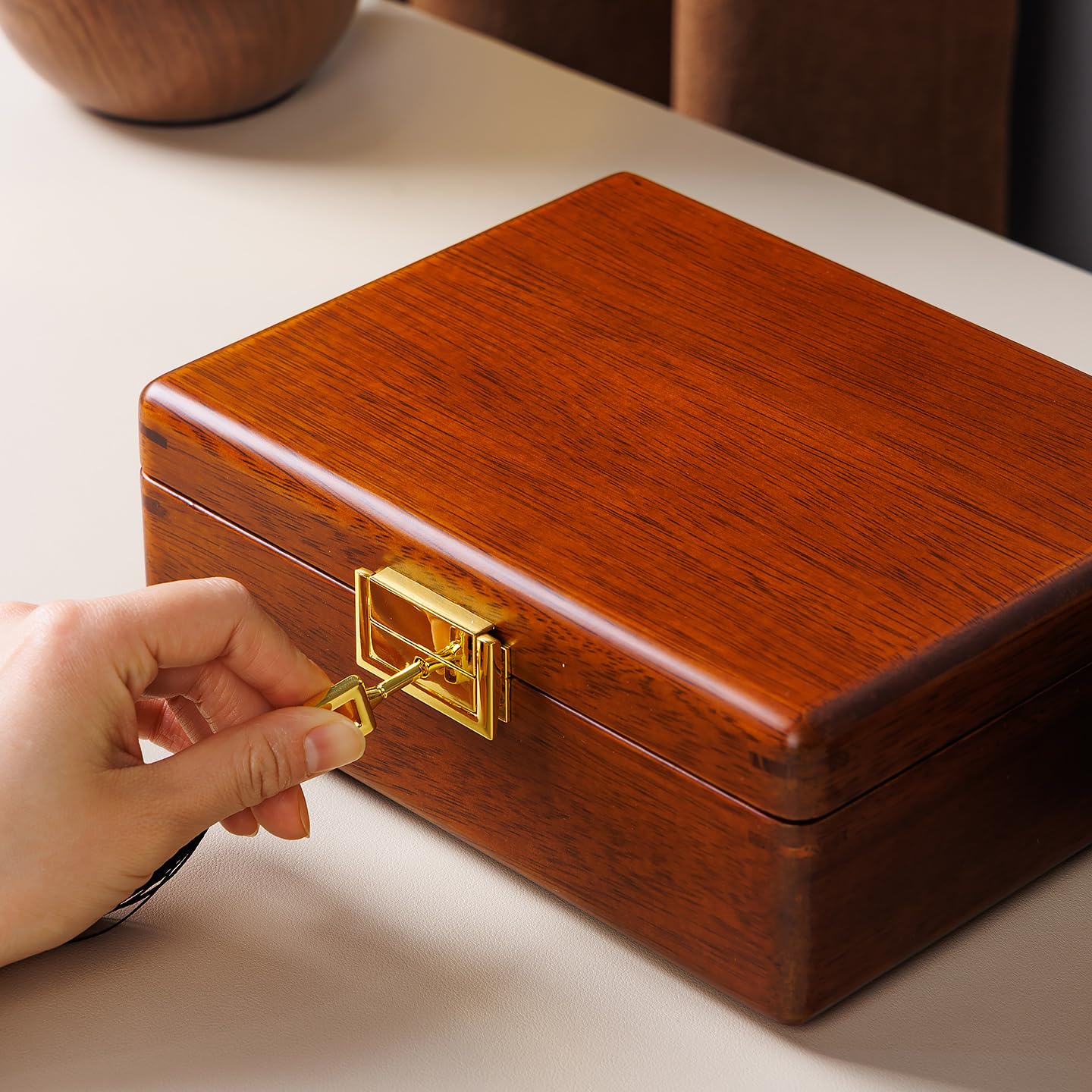 Pudełko na biżuterię z zamkiem, 2-poziomowe solidne drewno orzechowe vintage drewniany organizer na biżuterię dla kobiet mężczyzn aksamitna podszewka na kolczyki, pierścionki, naszyjniki,