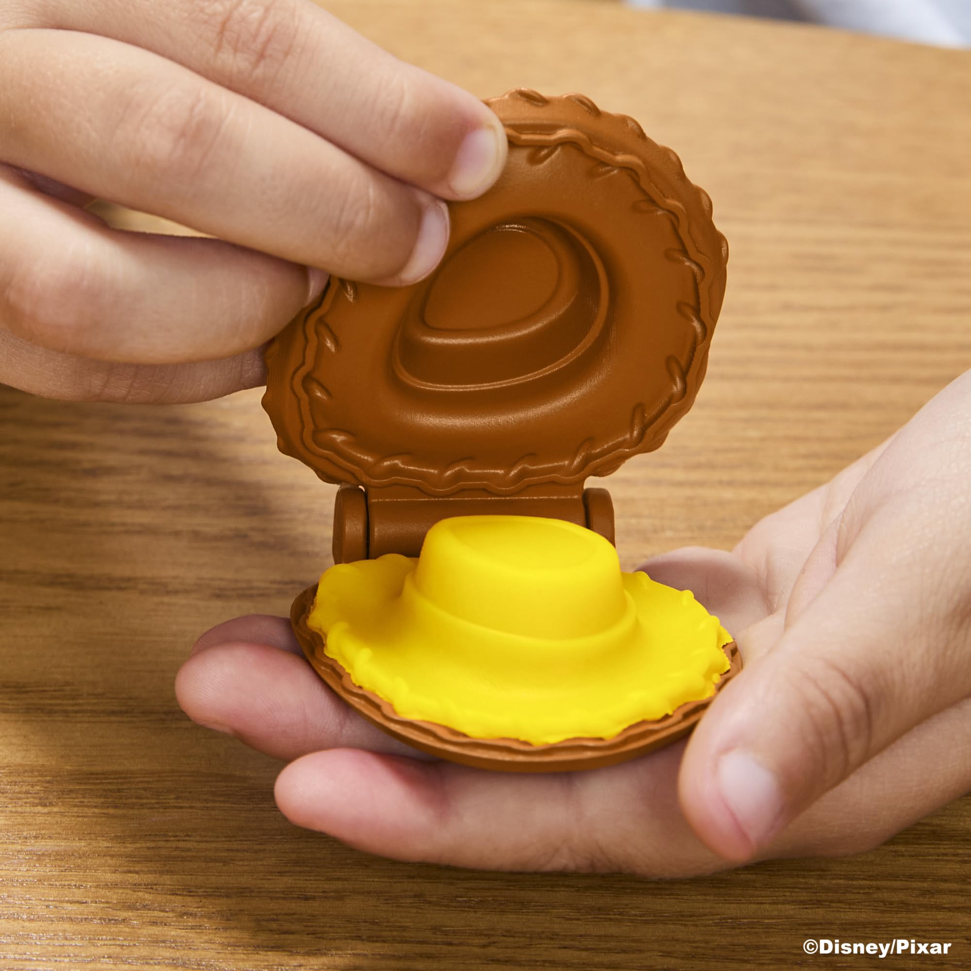 Zestaw do zabawy Play-Doh Toy Story Kosmiczne kreacje, zabawy plastyczne, zabawki Disneya dla dzieci w wieku od 4 lat