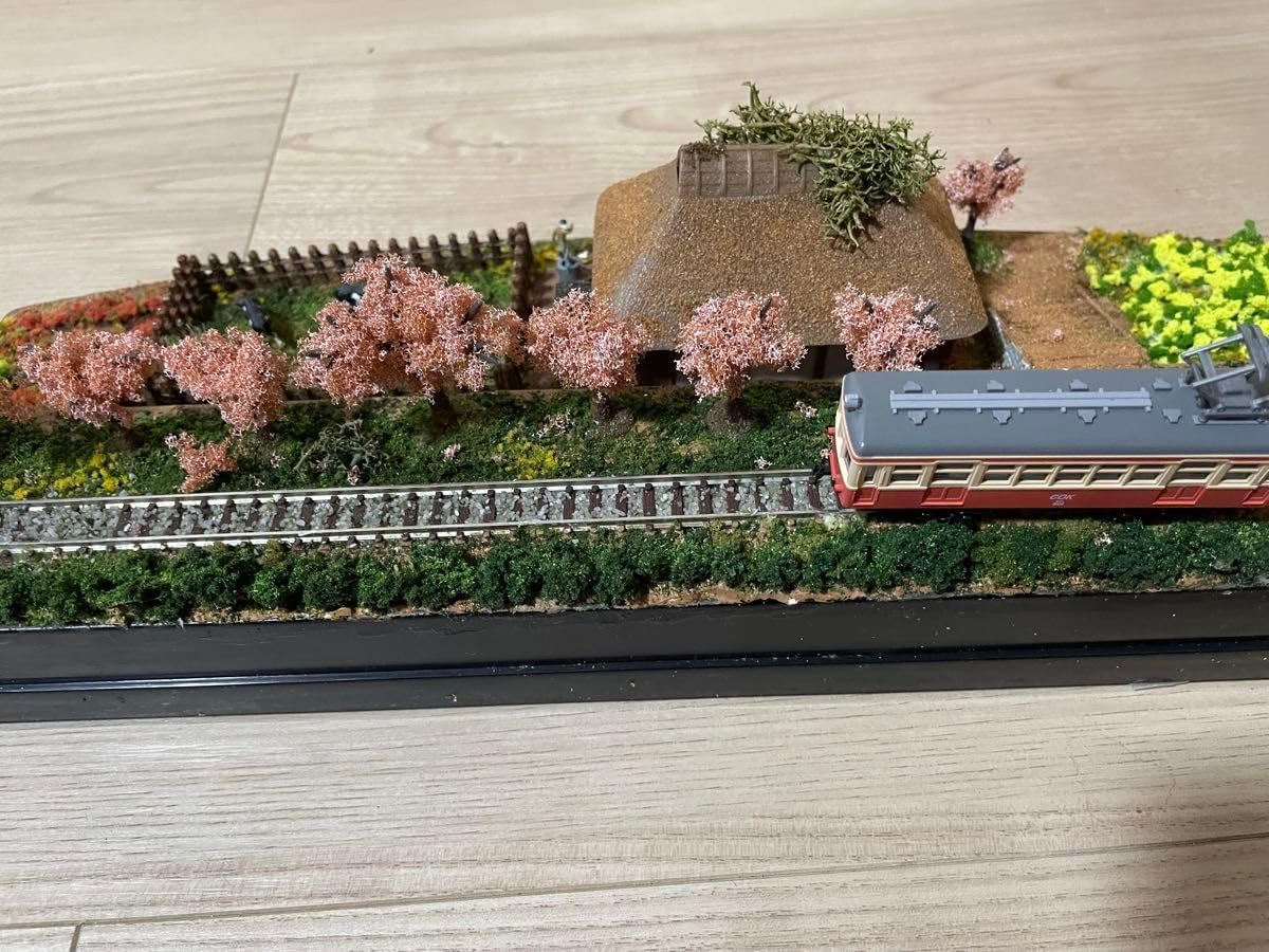 Nゲージ 鉄道ジオラマ ローカル線の駅 展示台 並木道 踏切 待合室 鉄道
