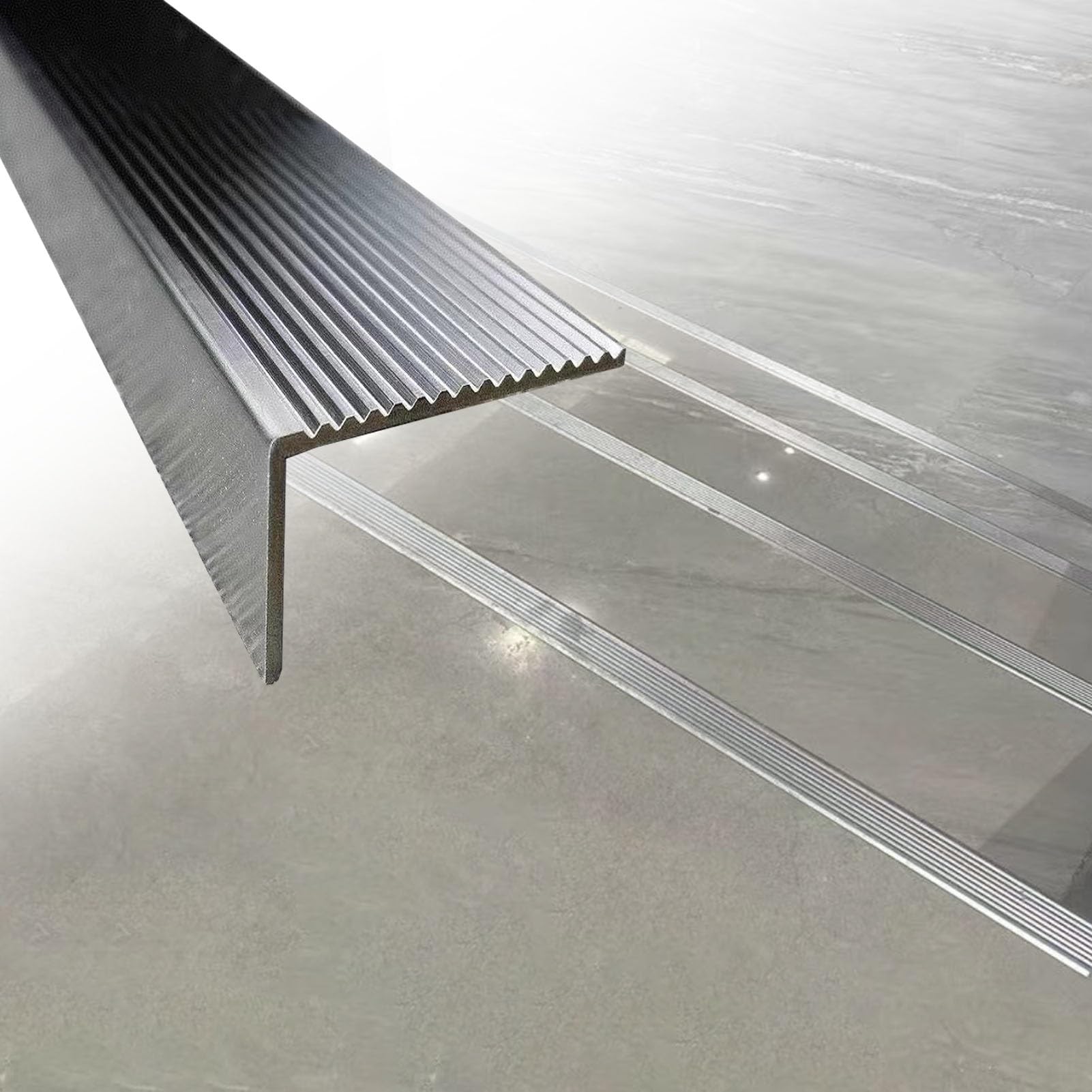 Tiras para escaleras exteriores que evitan resbalones