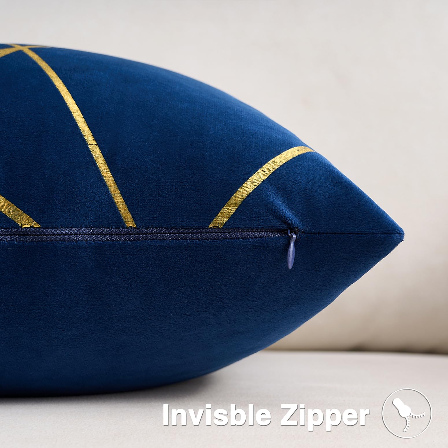 Set di 2 cuscini in velluto blu e beige con dettagli dorati 45 x 45 cm