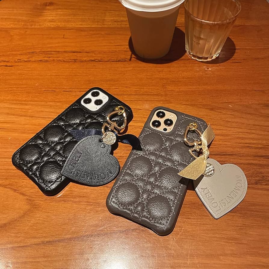 iPhone13pro用ブラック キルティング iPhoneケース チャーム付き