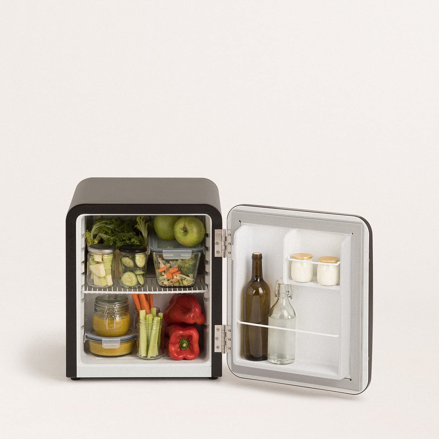 CREATE / RETRO FRIDGE 50 GOLD/Frigorífico negro maneta oro / 85W, minibar, un estante, diseño retro, 50 cm, dos repisas, capacidad de 48L, bajo consumo, 50x44x49,8 cm — view 4