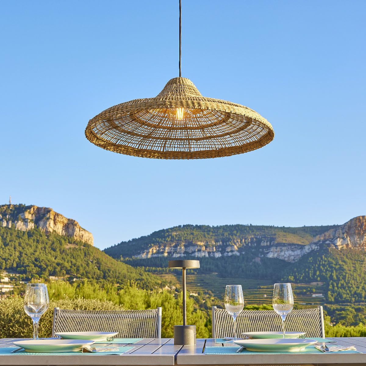Suspension solaire FREYA LARGE SOLAR en herbe marine avec câble hybride secteur et solaire 5m