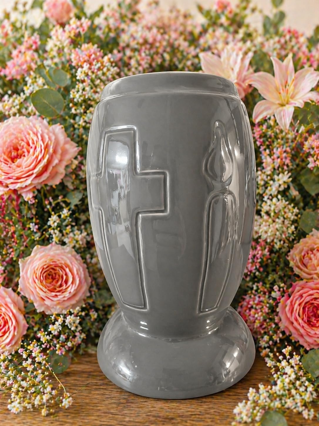 Grabvase mit Sockel Vase Blumenvase Blumen Lilien Rosen Friedhof Grabschmuck Grablaterne Grabgesteck Grabkerze Grablicht Grableuchte Lampe Laterne Licht Kerze Trauer Friedhof Garten
