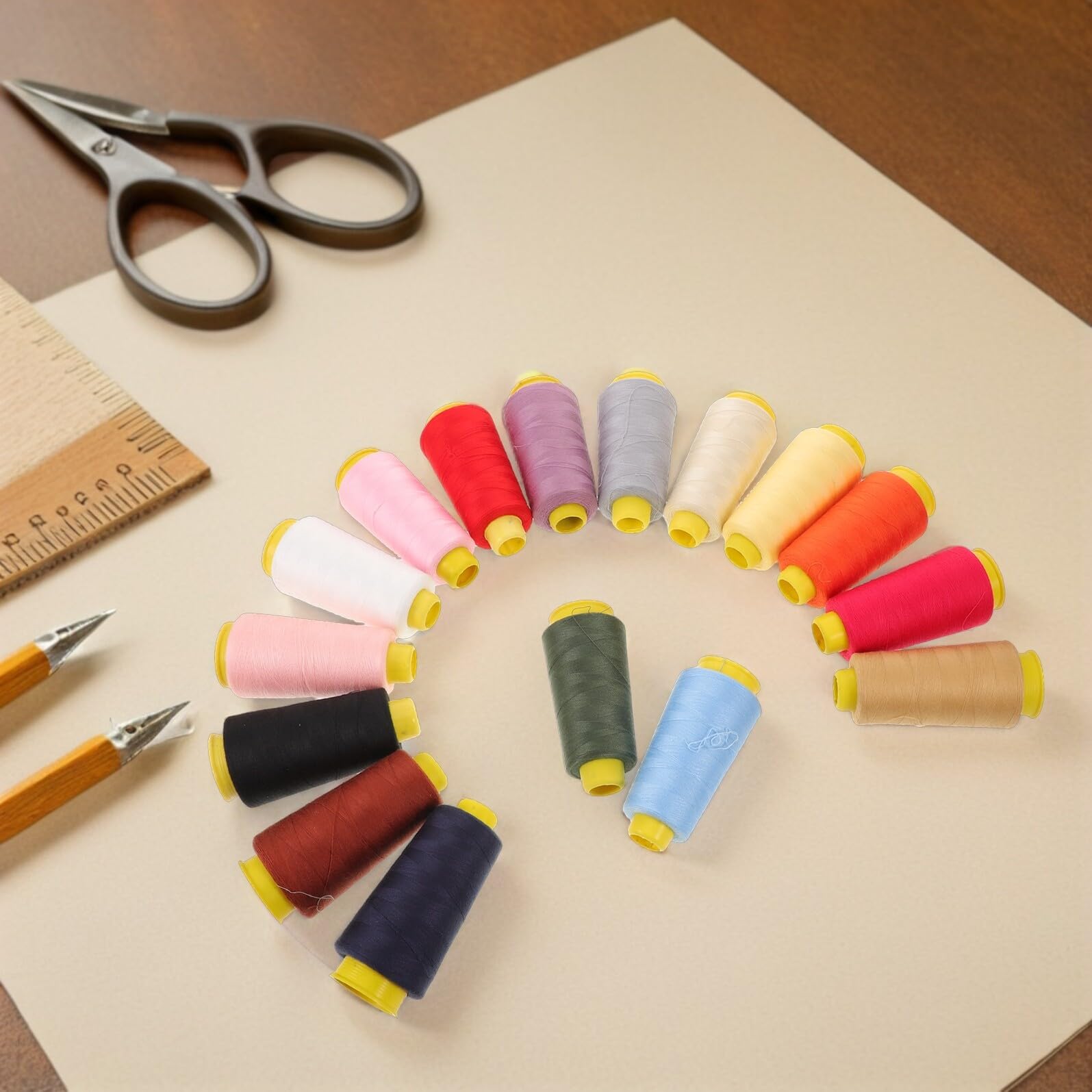 Kit de Hilos de Coser de Poliéster 16 Piezas 2000 Yardas Colores Variados Hilo para Máquina de Coser Uso Textil y Bordado Resistente para Jeans y Costura Multiusos
