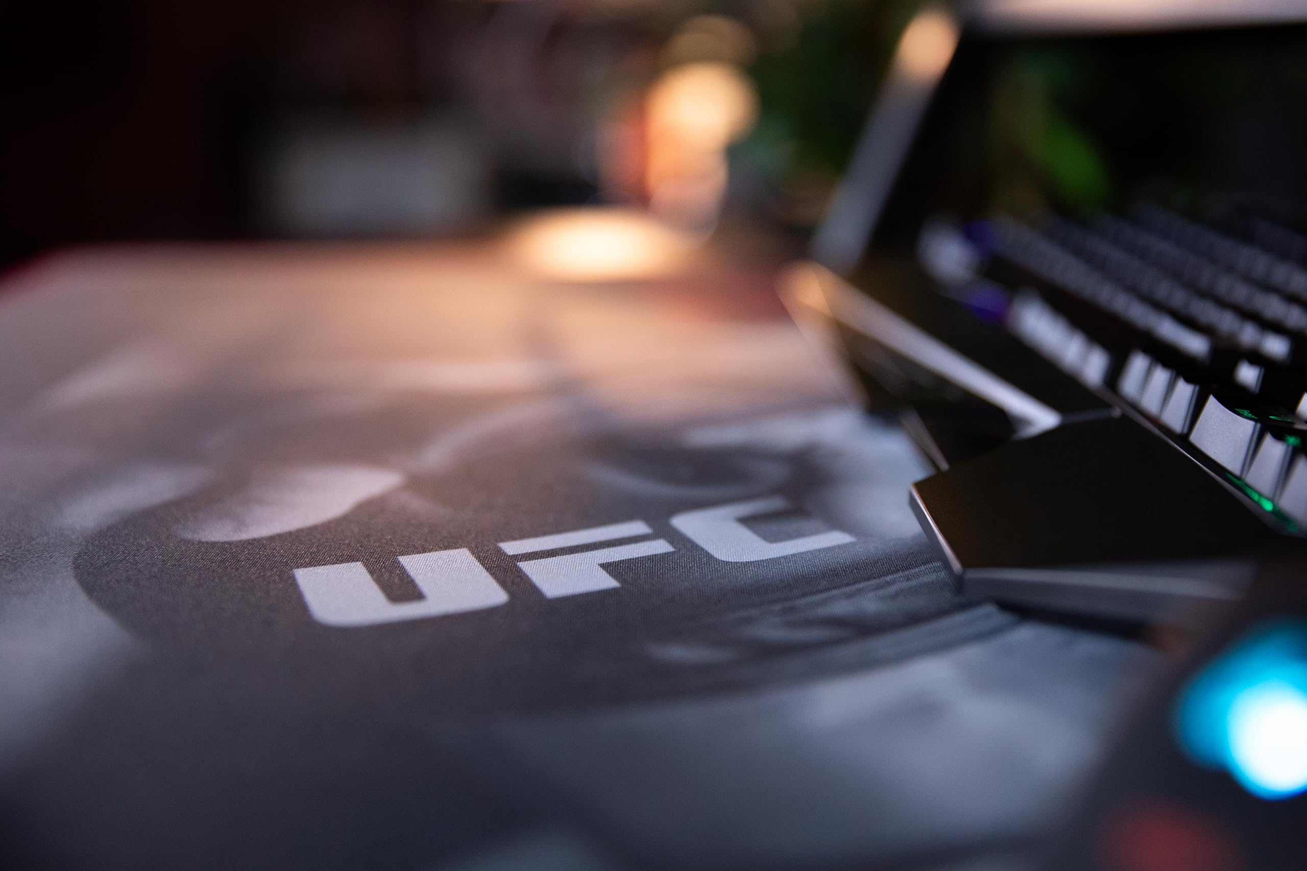 Konix UFC XXL-Gaming-Mauspad 90 x 46 cm - Rutschfeste Gummibasis - Schwarz und Rot