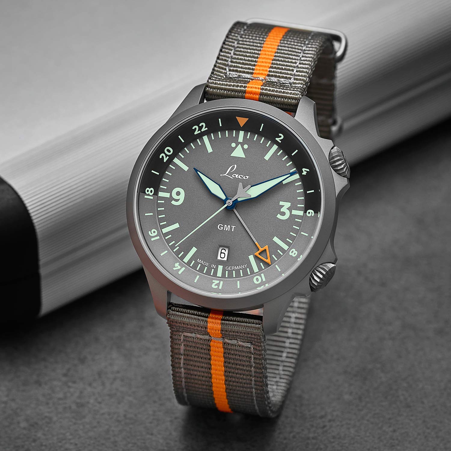 Laco Sondermodell Fliegeruhr Frankfurt GMT Grau Made in Germany – 43 mm Ø hochwertige Automatikuhr – Einzigartige Qualität. Herausragende Verarbeitung – 20 ATM wasserdicht – seit 1925