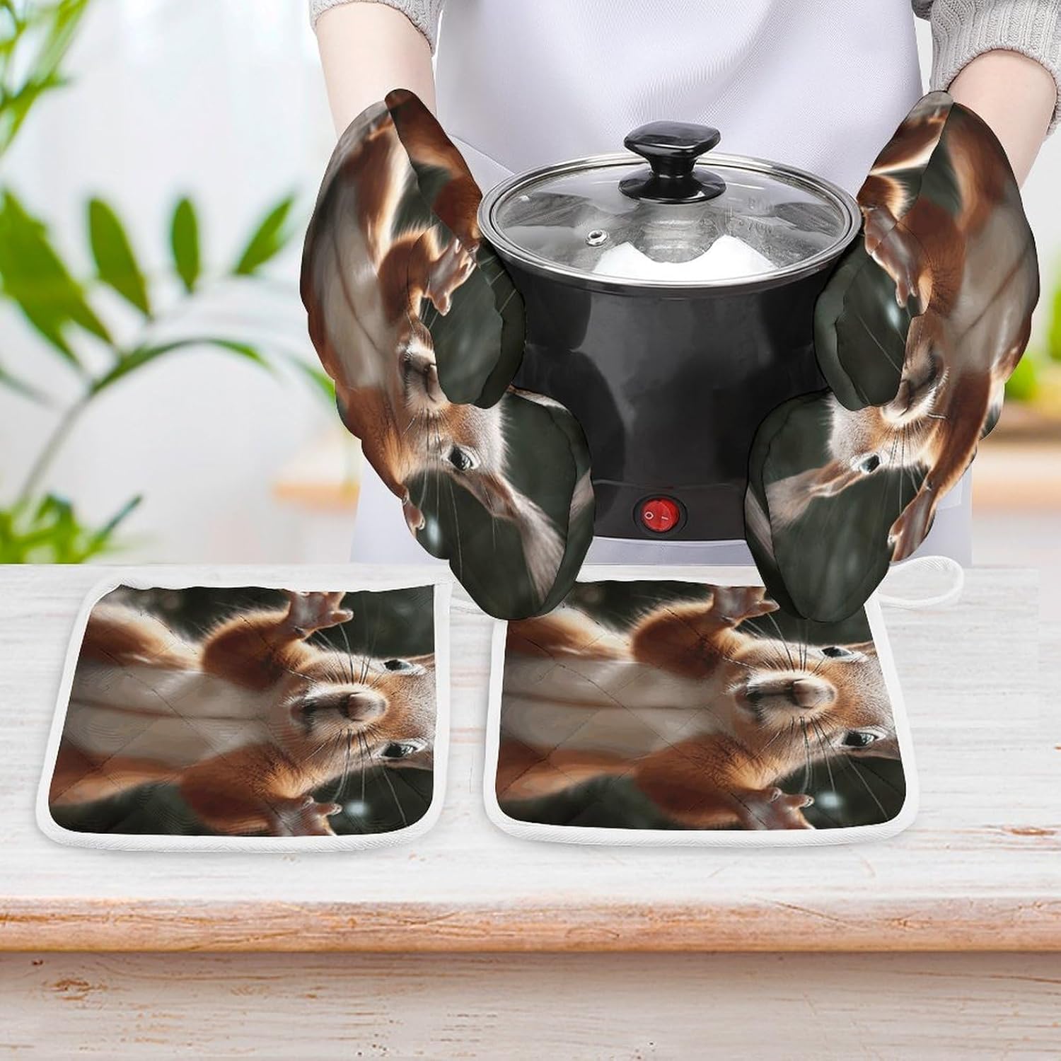 4-Piece Oven Mitts and Pot Holders Set Squirrel Funny Animal Printed Heat-Resistant Polyester Kitchen Gloves and Potholders Comfortable & Durable for Cooking Baking and Grilling