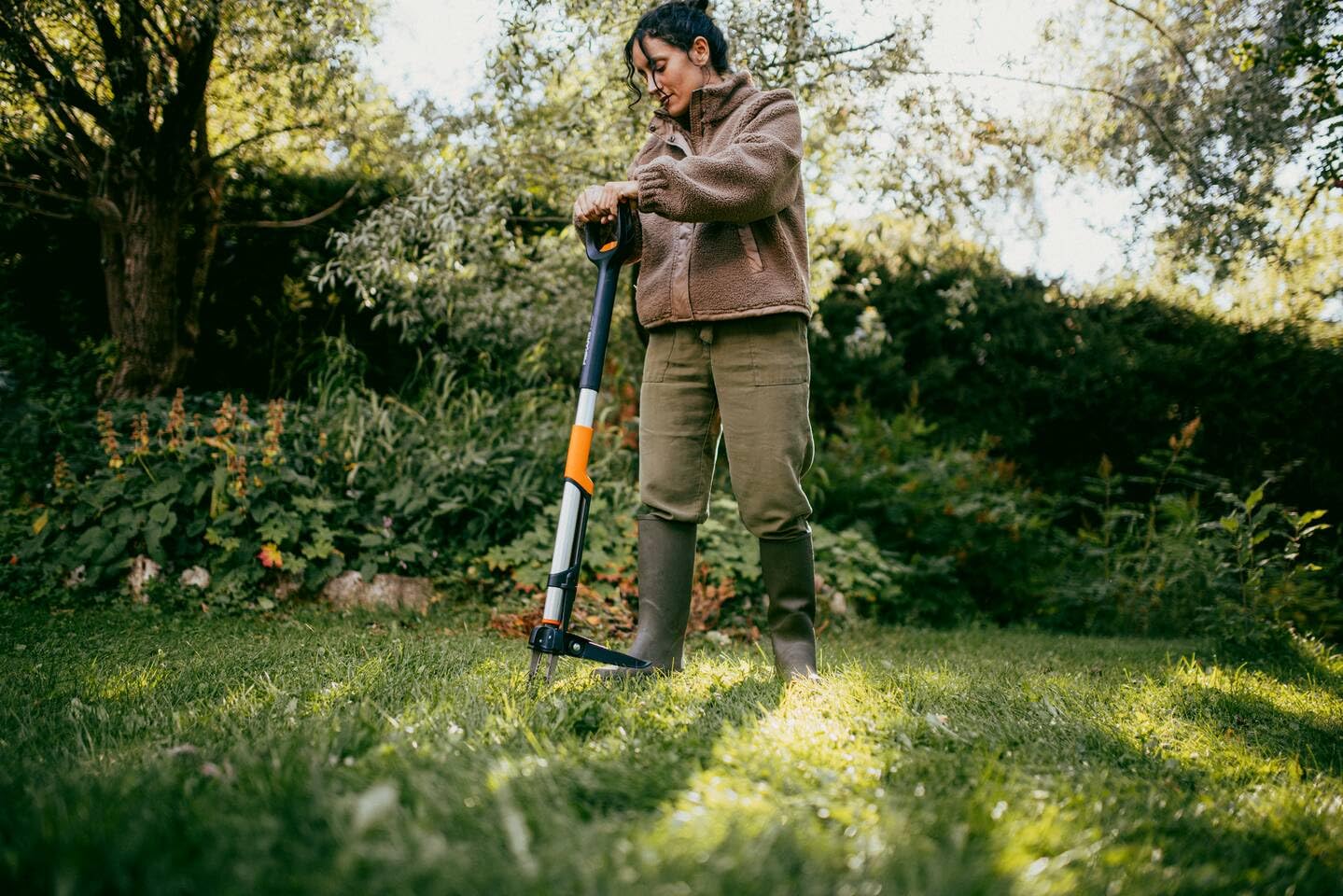 Fiskars X-Series Estirpatore per Erbacce, Utensile Telescopico con 4 Griffe in Acciaio Inox, Impugnatura a D, Fino a 120 cm, Sistema di Espulsione, Pedana Pieghevole, Nero/Arancione, 1082709
