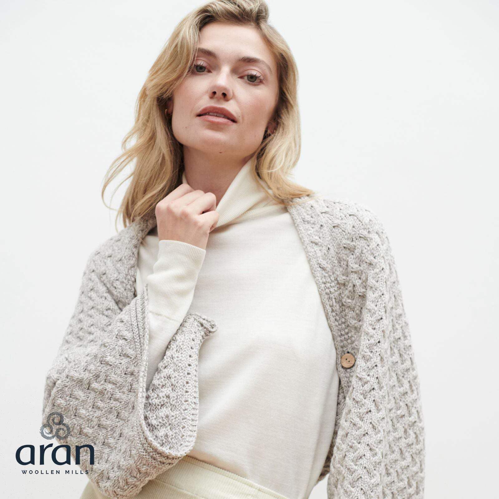 Aran Woollen Mills Capa irlandesa supersuave de lana merino abotonada