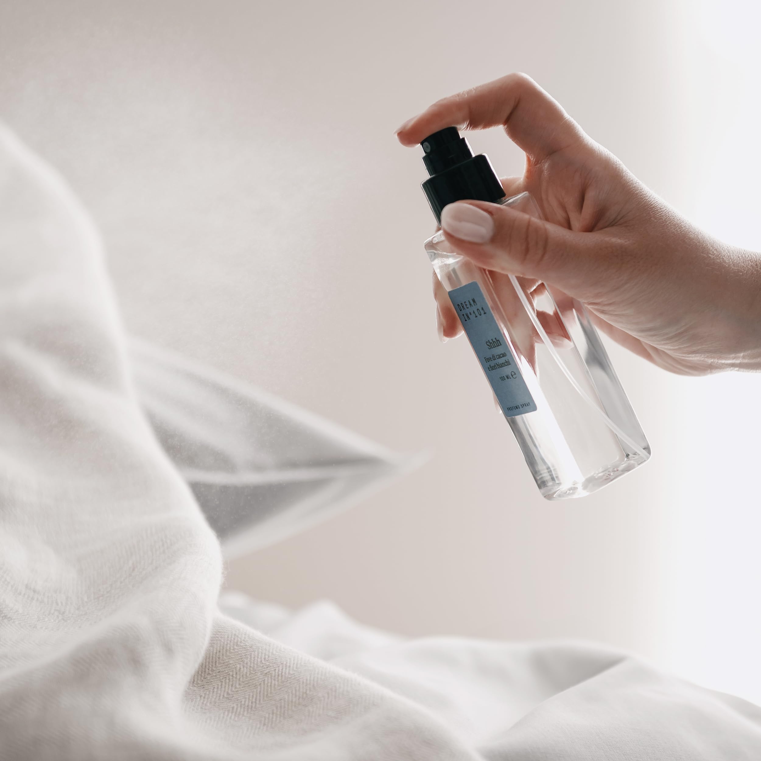 DREAMIN*101- Profumo Spray Tessuti Fragranza Fiori Bianchi e Fave di Cacao, Profumatore Cuscino e Letto Concilia Sonno e Relax, Pillow Spray Naturale Delicato, Profumi Made in Italy, 100 ml