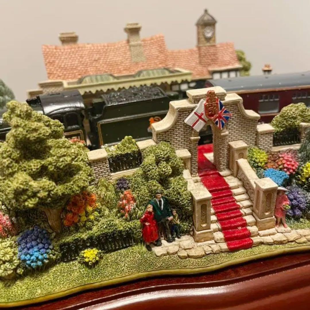 Amazon.co.jp: エリザベス女王Lilliput Lane THE ROYAL TRAIN : おもちゃ