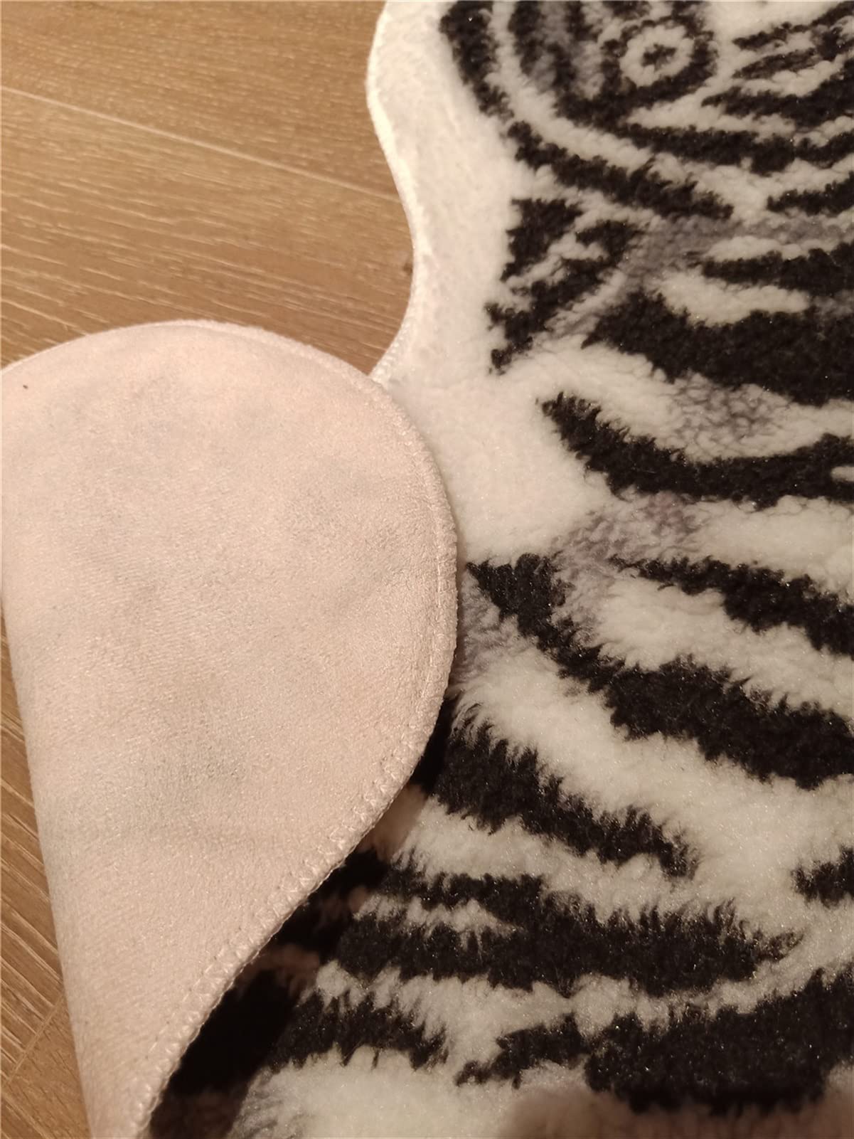 Tapis peau de tigre noir 80x105 cm de forme irrégulière pour décoration de salon