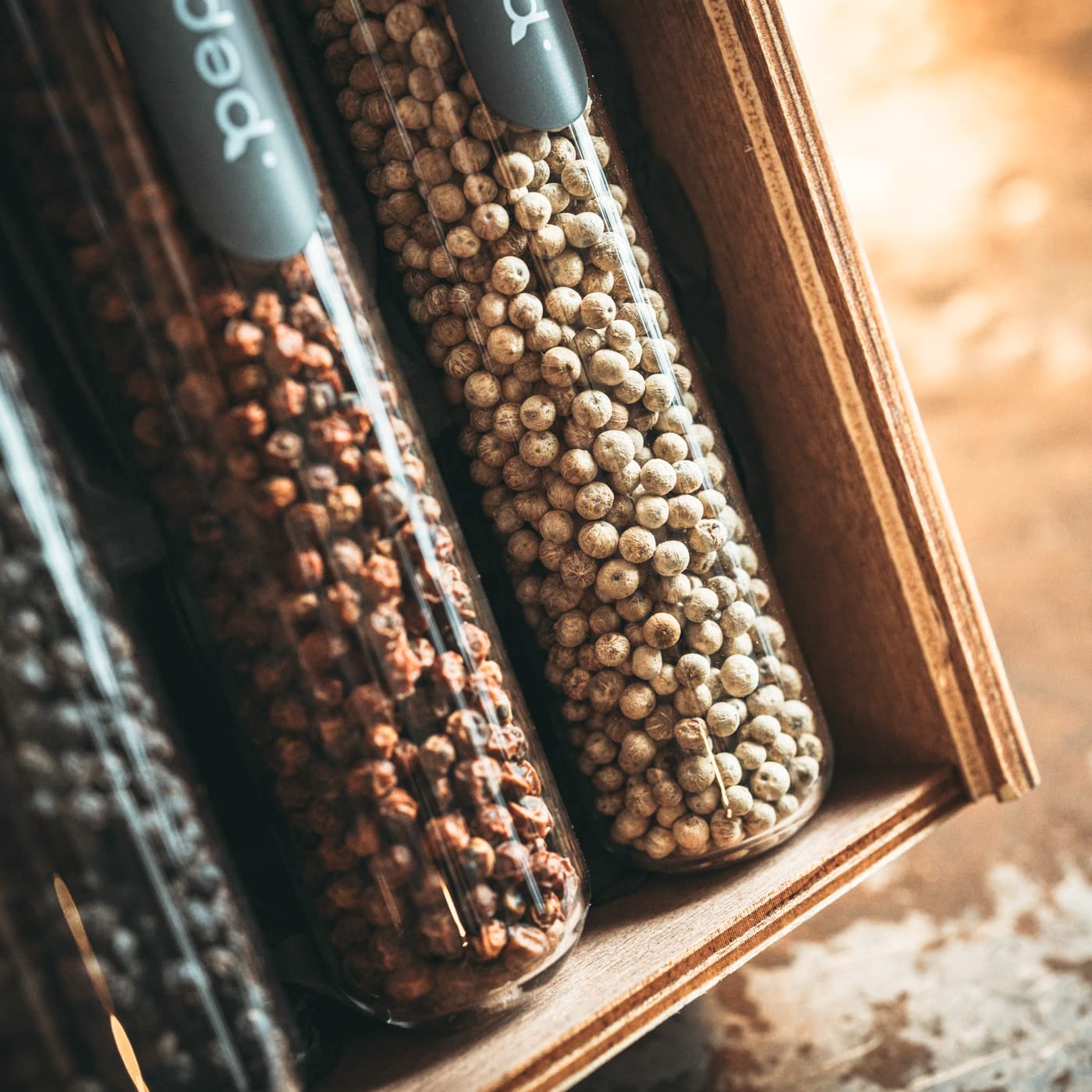Pepper Field Kampot Pepper - pepe nero, bianco, rosso 100% vero di Kampot, Cambogia IGP - peperone intero - set di tubi di vetro in confezione regalo 3 x 75 g