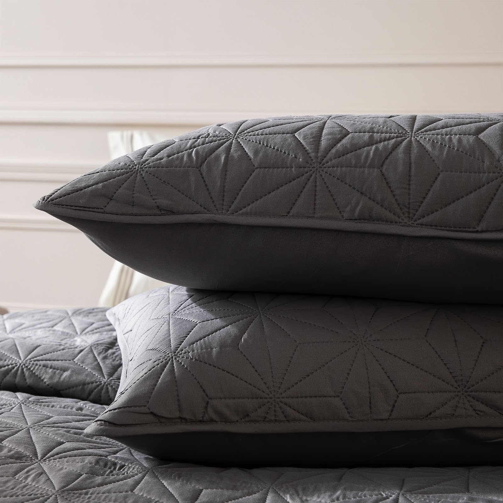 Whale Flotilla Tagesdecke Bettüberwurf 170x220 cm Bedspread mit 1 Kissenbezüge - Weiche und Leichte Steppdecke mit Geometrischem Muster für 4-Jahreszeiten, Grau