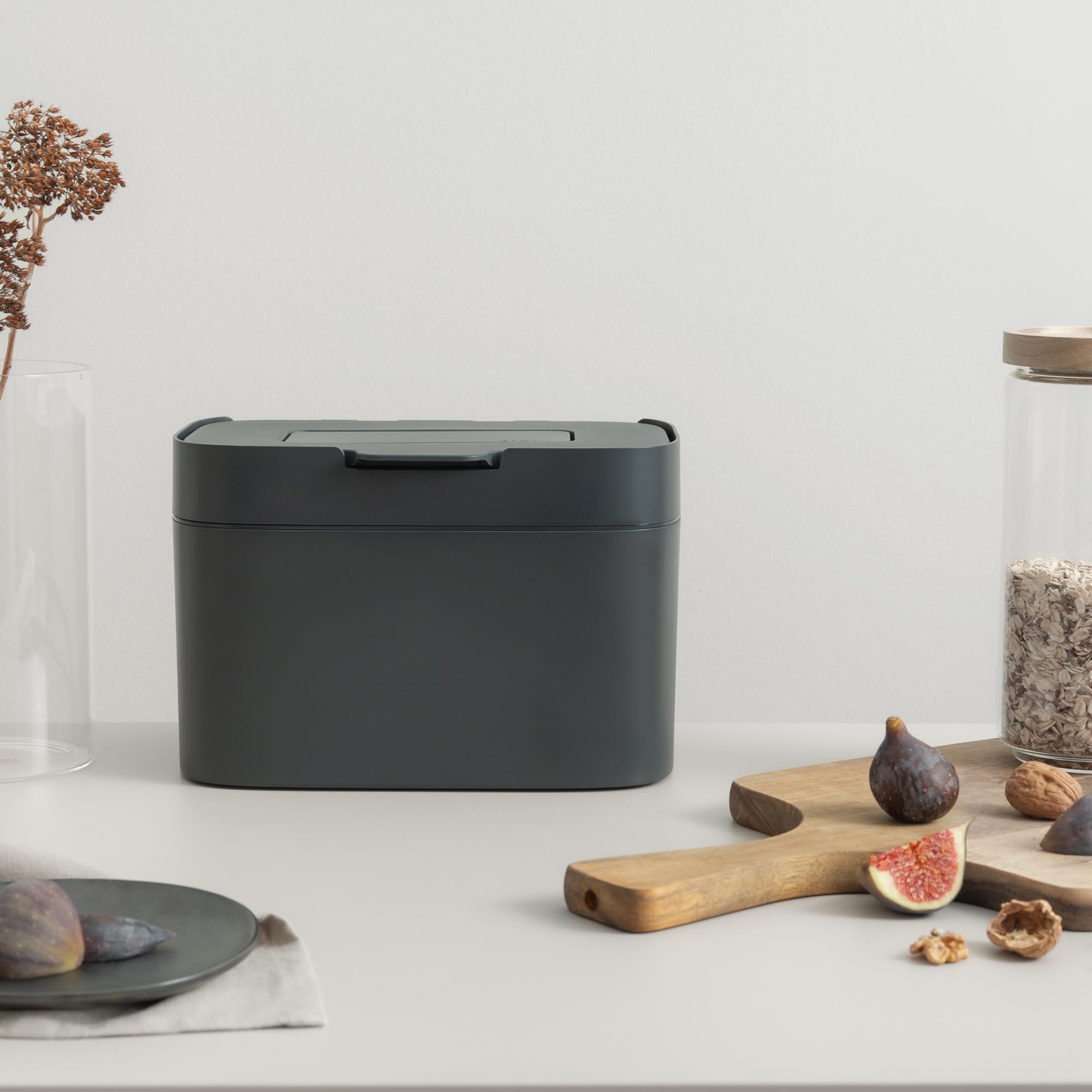 KAZAI. Bio-Mülleimer 'Elin' | 4,5L Kompost-Eimer mit Kohlefilter | Geruchsdicht, Spülmaschinenfest, inkl. Innenbehälter | Biomüll-Behälter für die Küche | Graphite-Schwarz