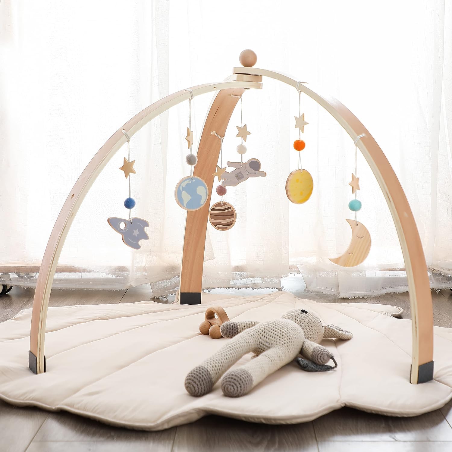 WOODEN TEETHER Arco da gioco per neonati in legno con 5 giocattoli sensoriali rimovibili | Arco da gioco Montessori pieghevole in legno per cameretta dei bambini, decorazione (Colore Triangolo Tronco)