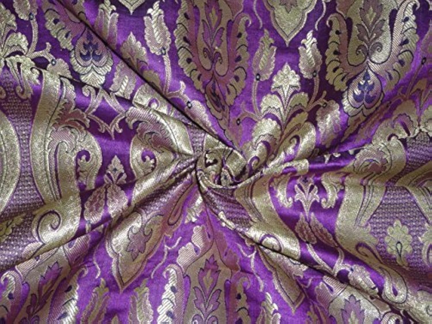 Tissu brocart violet rigide et épais pour réussir vos vestes structurées sans déformation