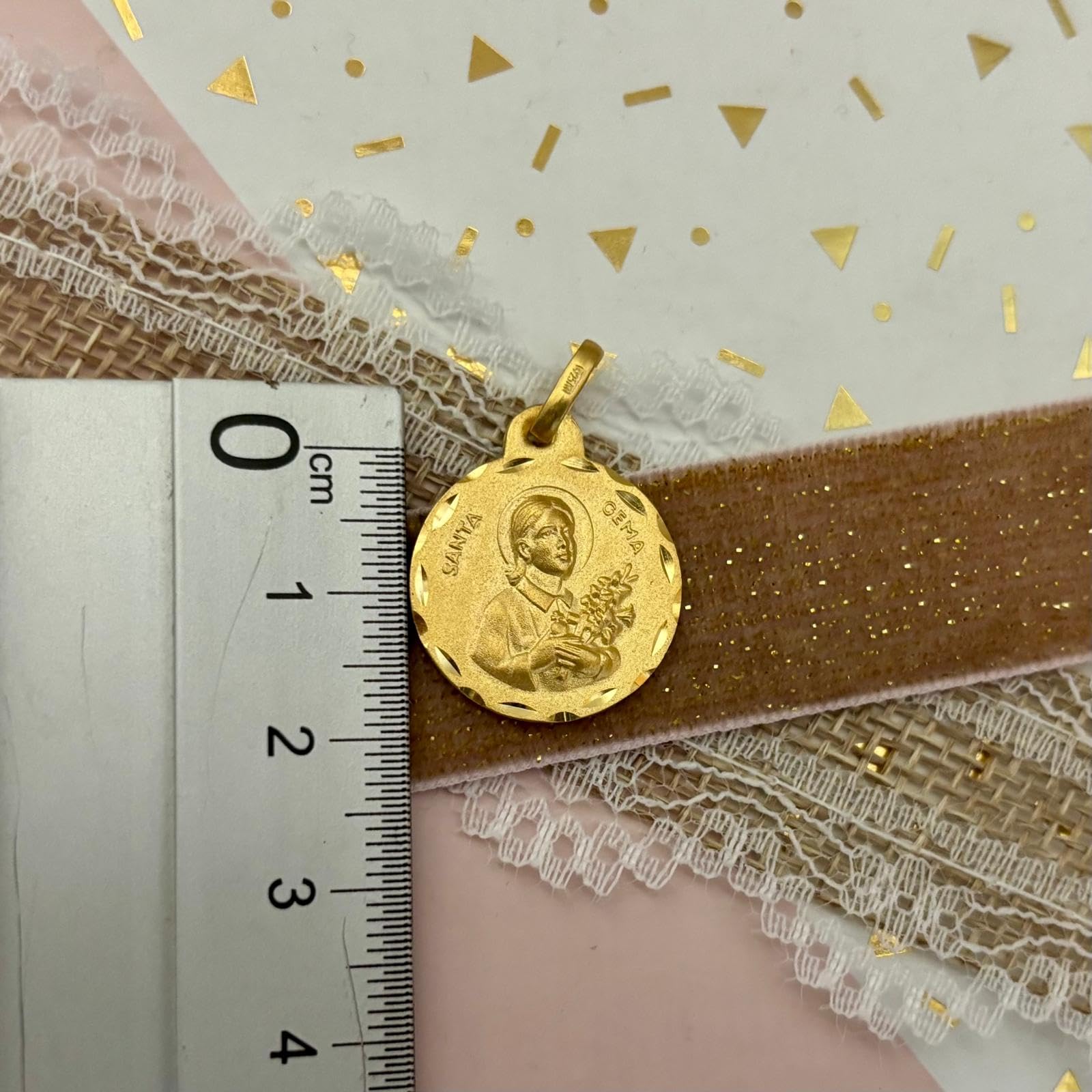 Medal Świętego Klejnotu, srebro wysokiej próby 925, pozłacane, okrągłe 19 mm, religijny wzór z tłoczeniem, z pudełkiem upominkowym
